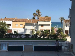 Apartamento en complejo residencial con piscina y garaje frente al mar